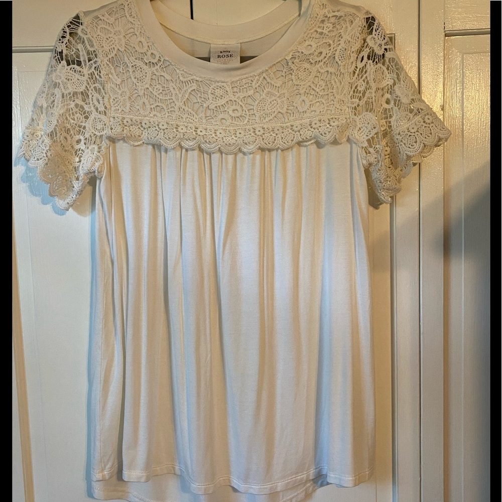 Women’s (M) off-white lace blouse